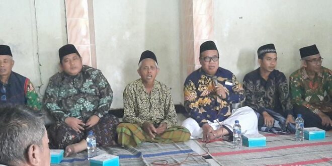 guru madin az sarung hijau saat didatangi rombongan dprd demak jumat 1872025 1752902529630 169