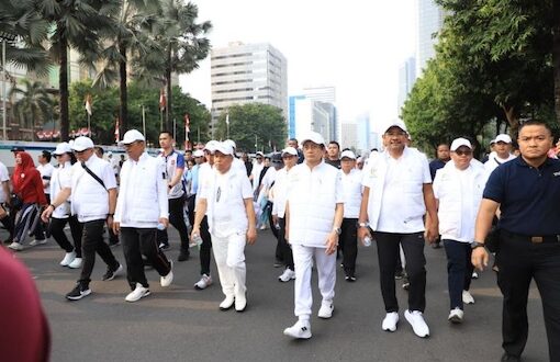 Menteri Agama Menag Nasaruddin Umar bersama Dirjen Bimas Islam Abu Rokhmad dalam acara Car Free Day CFD Mawlid Funwalk di Jalan MH Thamrin Jakarta Minggu 24 Agustus 2025