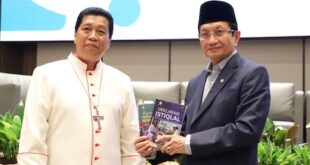 Menteri Agama Nasaruddin Umar dan Mgr. Christophorus Tri Harsono Ketua Komisi Hubungan Antaragama dan Kepercayaan KWI dalam acara peluncuran buku 22Deklarasi Istiqlal22 di Jakarta Rabu 1092025