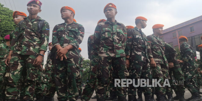 pasukan tni berjaga di perempatan pasar senen jakarta sabtu 250830121414 874
