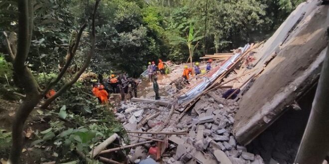 tiga orang jemaah meninggal dunia setelah bangunan mushola runtuh saat peringatan maulid nabi di kampung sukamakmur rt 54 ciom 1757231379760 169