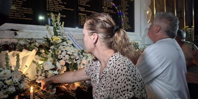 masyarakat dan turis meletakkan bunga lilin dan berdoa untuk memperingati peristiwa 23 tahun tragedi bom bali minggu 12102025 1760273143141 169