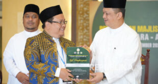 anggota majelis tabligh muhammadiyah ust fahmi salim menerima penghargaam 251114083415 746