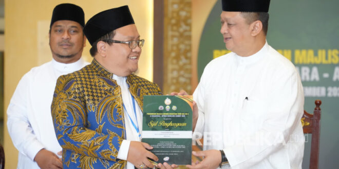 anggota majelis tabligh muhammadiyah ust fahmi salim menerima penghargaam 251114083415 746