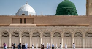 pengunjung berjalan dengan latar kubah hijau yang menjadi lokasi 190507141343 493