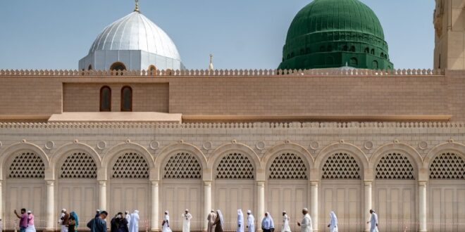 pengunjung berjalan dengan latar kubah hijau yang menjadi lokasi 190507141343 493