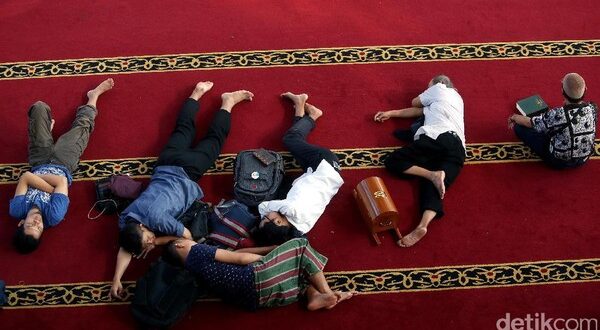 tidur di masjid