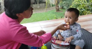 balita makan biskuit.jpg