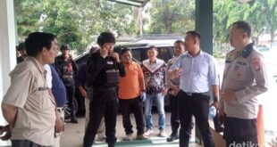 petugas penjinak bom gegana brimob polri diterjunkan untuk kabar 10 sekolah di depok jawa barat mendapat ancaman bom proses pe 1766490197398 169