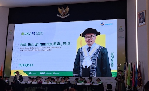 Pengukuhan Prof Sri Yunanto sebagai guru besar UMJ