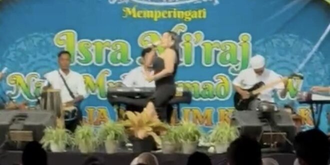 aksi biduan joget erotis di acara isra mikraj bikin heboh 1768624732797 43